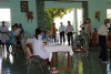 Các bác sĩ đang khám cho các đối tượng có khả năng đi lại đang tập trung tại Hội trường