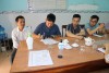 Ông Danh Minh Dủ (người đang viết) đại diện Tổng lãnh sự quán Thái Lan tại TP Hồ Chí Minh hoàn tất thủ tục tiếp nhận bàn giao đối tượng Viprom Samranyat (người thứ nhất bên trái) đưa trở về quê hương tại Thái Lan