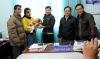 Bàn giao cháu Phan Đình Phước cho mẹ ruột cháu tại UBND xã Phước Sơn, huyện Tuy Phước