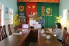 Đồng chí Nguyễn Văn Hùng (người bên trái) thay mặt lãnh đạo Sở thăm và tặng quà Tết mừng xuân Tân Sửu