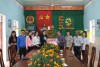 Bà Huỳnh Thúy Vân, Tỉnh ủy viên -  Phó Chủ tịch HĐND tỉnh Bình Định (người thứ 5 từ trái sang) đại diện Hội đồng nhân dân tỉnh đến thăm và tặng quà Tết cho Trung tâm