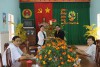 Bà Nguyễn Thị Tuyết - Phó Chủ tịch UBND huyện Phù Cát, đại diện UBND huyện đến thăm và tặng quà
