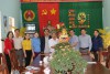 Ông Nguyễn Văn Khánh - Bí thư Đảng Ủy, Chủ tịch UBND xã Cát Tân, huyện Phù Cát, đại diện UBND xã đến thăm và tặng quà