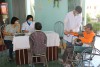 Các bác sĩ đang khám cho các đối tượng tại Hội trường