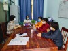 Đối tượng Hồ Thị Kim Anh (mặc áo khoác xanh đen) được lãnh đạo Trung tâm Công tác xã hội và Bảo trợ xã hội bàn giao về hòa nhập cộng đồng tại UBND phường Ghềnh Ráng, thành phố Quy Nhơn, tỉnh Bình Định