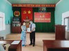 Đồng chí Phan Đình Nhiệp thay mặt Thị Ủy An Nhơn trao Quyết định kết nạp Đảng viên mới cho đồng chí Nguyễn Thị Ngọc Oanh