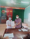 Đồng chí Phan Đình Nhiệp thay mặt Thị Ủy An Nhơn trao Quyết định công nhận Đảng viên chính thức cho đồng chí Trương Thị Ngọc Bích