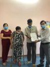 Lãnh đạo Trung tâm Công tác xã hội và Bảo trợ xã hội bàn giao bà Đặng Thị Hộp cho người thân về hòa nhập cộng đồng