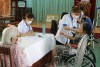 Các bác sĩ đang khám cho các đối tượng tại Hội trường Trung tâm