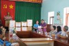 Bà Nguyễn Thị Phương Loan - Chủ tịch Công đoàn viên chức tỉnh Bình Định đến thăm và tặng quà cho các cụ già và trẻ khuyết tật tại Trung tâm