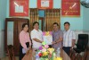 Ông Phan Đình Hòa, Phó Giám đốc Sở Lao động Thương binh và Xã hội - đại diện lãnh đạo Sở đến thăm và tặng quà Tết Trung thu cho các cháu tại Trung tâm
