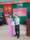 Đồng chí Phan Đình Nhiệp thay mặt Ban tổ chức Thị Ủy Thị xã An Nhơn trao Quyết định kết nạp Đảng viên mới cho đồng chí Nguyễn Thị Trúc Lâm