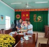 Ông Nguyễn Hùng Tân - Phó Chủ tịch UBND huyện Tuy Phước, đại diện UBND huyện đến thăm và tặng quà