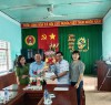Ông Đặng Hữu Lập - Trưởng Phòng Lao động Thương binh và Xã hội huyện Vĩnh Thạnh đến thăm và tặng quà Tết