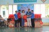 Đại diện Đoàn trường THPT An Nhơn I, Câu lạc bộ Xuân thiện nguyện cùng đại diện Công ty TNHH MTV Thiết kế và Xây dựng Hải Hưng đến thăm và tặng quà Tết
