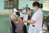 Nhân viên Y tế đang tiêm phòng Vacxin Covid 19, mũi 4 cho đối tượng.