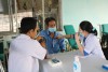 Các bác sĩ đang khám cho các đối tượng tại Hội trường Trung tâm