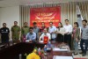 Ông Võ Đình Kha (người ngồi bên phải) - Phó Giám đốc Sở Ngoại vụ tỉnh Bình Định và ông Boun Sa Loong (người ngồi bên trái) đại diện Sở Ngoại vụ tỉnh Savanakhet ký biên bản bàn giao