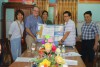 Ông Patrick Kollars đại diện cơ quan Hợp tác Phát triển Quốc tế Hoa Kỳ cùng ông Vũ Công Nguyên (người đứng ngoài bên phải), Phó viện trưởng Viện Dân số, Sức khỏe và Phát triển đến thăm và tặng quà cho đối tượng tại Trung tâm