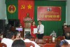 Đồng chí Phan Đình Nhiệp thay mặt Ban tổ chức Thị Ủy Thị xã An Nhơn trao Quyết định kết nạp Đảng viên mới cho đồng chí Đinh Thị Minh Hồng