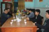 Ông Trần Lâm Trà (người ngồi thứ nhất bên trái) - Đội Trưởng Phòng Quản lý xuất nhập cảnh Công an tỉnh Bình Định tiếp nhận bàn giao ông Trương Cường (người ngồi thứ hai bên phải sang) đưa về Trung Quốc