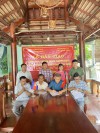 Ông Võ Đình Kha (người mặc áo xanh đậm ngồi bên phải) - Phó Giám đốc Sở Ngoại vụ tỉnh Bình Định và ông Keo Bunrith (người ngồi bên trái) - Tổng lãnh sự quán Vương quốc Campuchia tại TP Hồ Chí Minh ký biên bản bàn giao