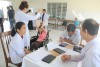 Các bác sĩ đang thăm khám cho các đối tượng người khuyết tật tại Trung tâm