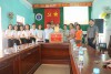 Ông Phạm Anh Tuấn – Phó Chủ tịch Thường trực Ủy ban Mặt trận Tổ quốc thành phố Hà Nội trao quà cho Trung tâm