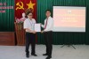 Đồng chí Phan Đình Nhiệp thay mặt Ban Thường vụ Đảng ủy phường Bình Định trao Quyết định kết nạp Đảng viên mới cho đồng chí Võ Đặng Nhất Duy