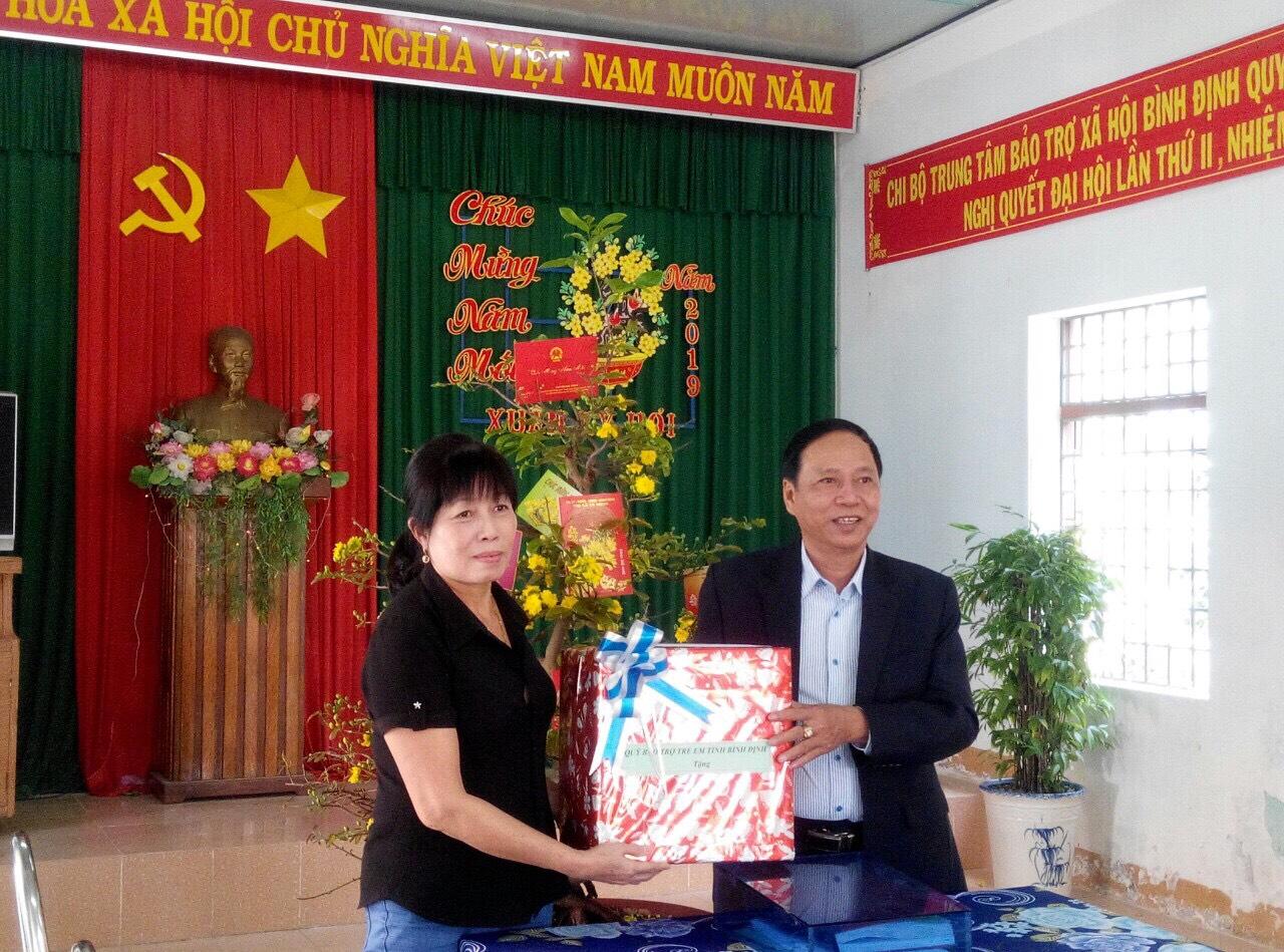 Giám đốc Sở Lao động và Thương binh - Xã hội Nguyễn Mỹ Quang đến thăm xuân và chúc Tết tại Trung tâm Công tác xã hội và Bảo trợ xã hội.