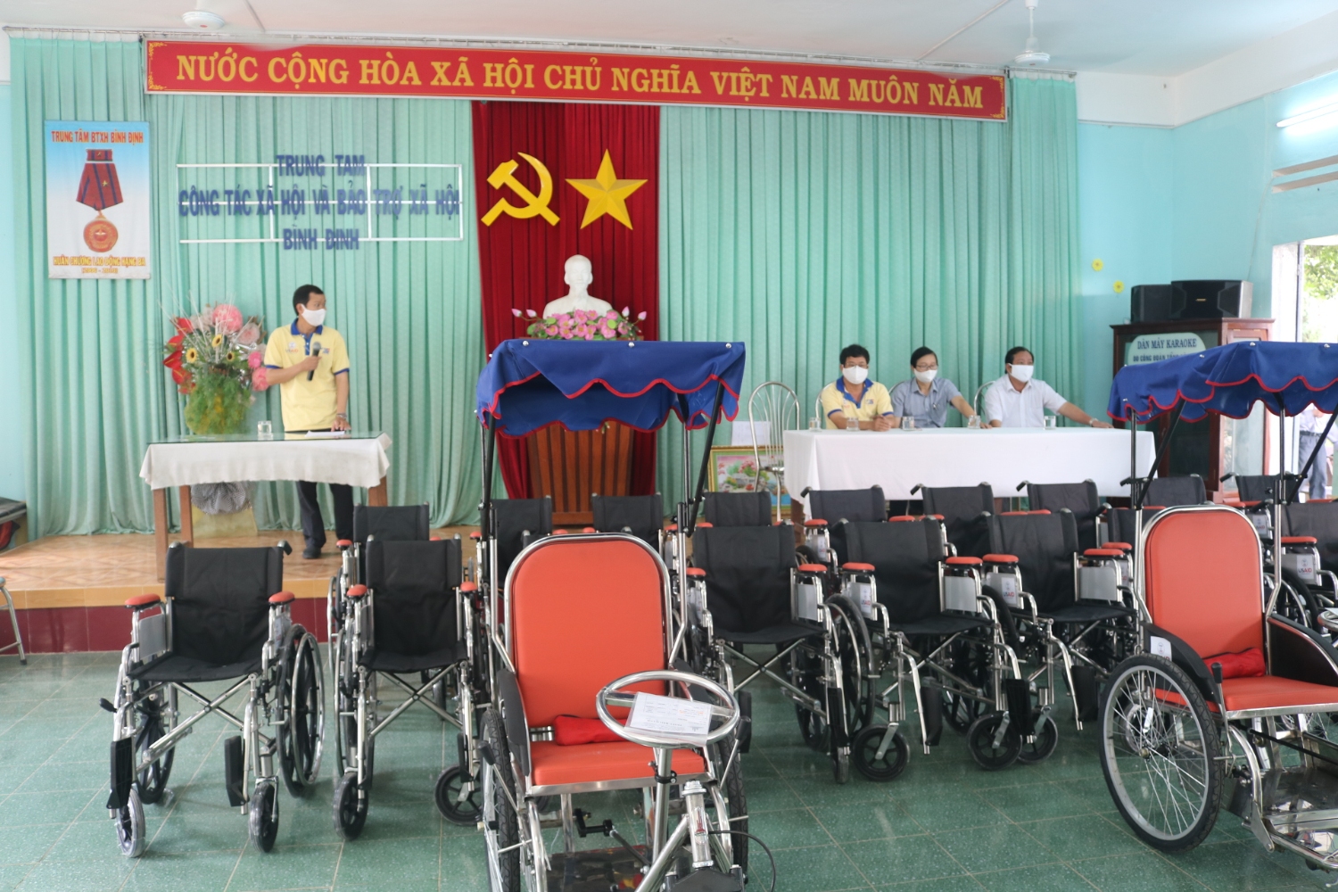 Trung tâm IC Quốc tế phối hợp Trung tâm Phục hồi chức năng Cơ sở 2 trao tặng thiết bị hỗ trợ người khuyết tật tại Trung tâm Công tác xã hội và Bảo trợ xã hội Bình Định