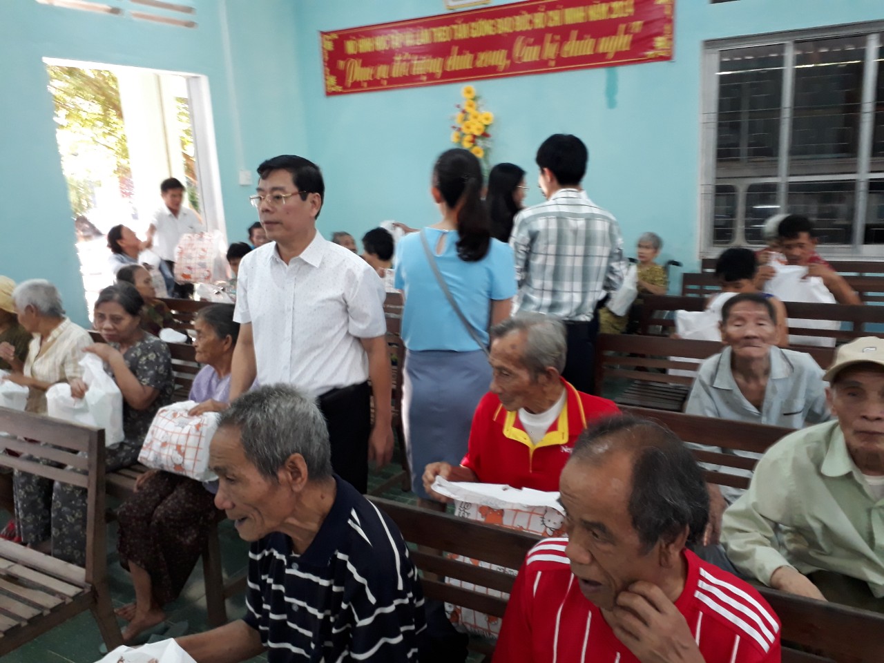 Lãnh đạo sở Tài chính tặng quà thăm và tặng quà cho đối tượng