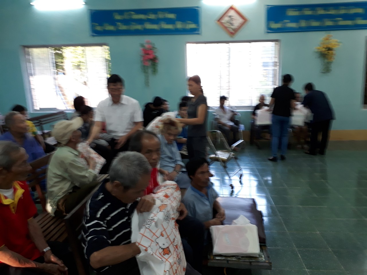 Lãnh đạo sở Tài chính tặng quà 2