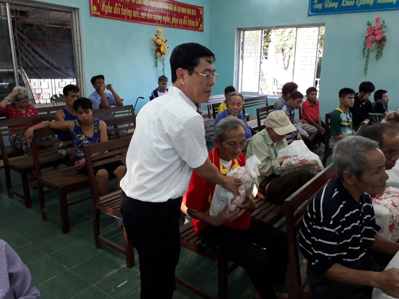 Lãnh đạo sở Tài chính tặng quà