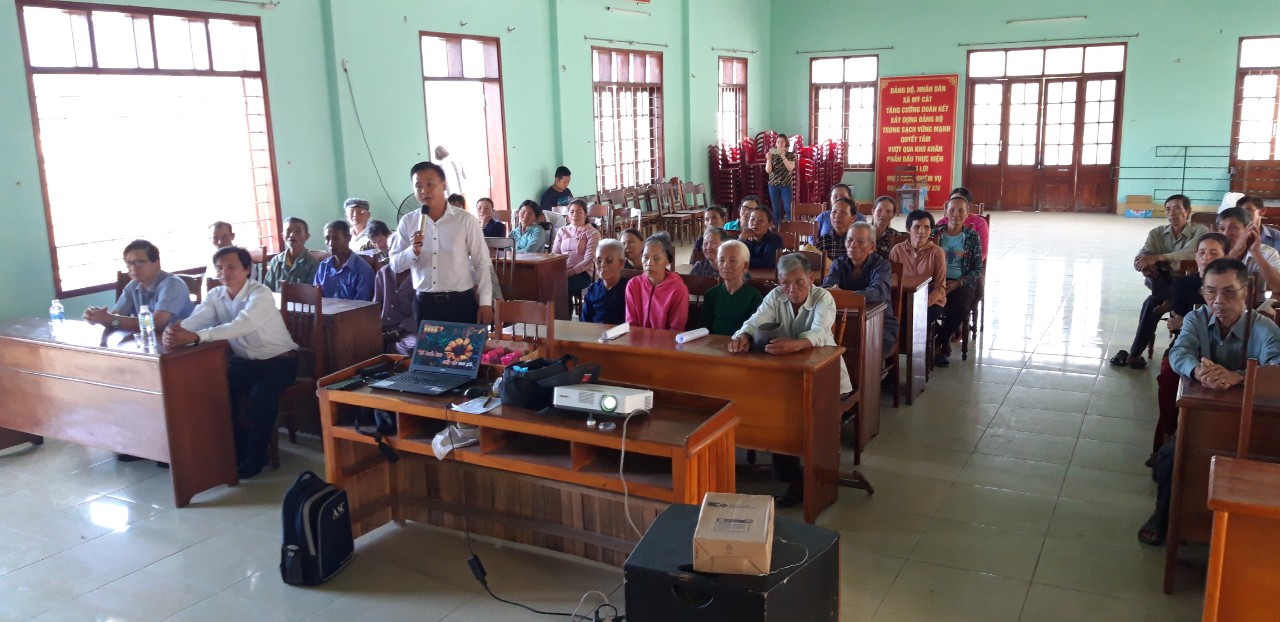 Đồng chí Nguyễn Minh Phát báo cáo tại buổi truyền thông về Công tác trợ giúp xã hội với người cao tuổi tại xã Mỹ Cát, huyện Phù Mỹ.
