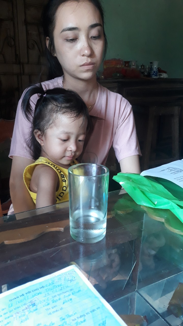 Mẹ và bé đang phải vật lộn hàng ngày với cuốc sống mưu sinh và chữa bệnh cho bé