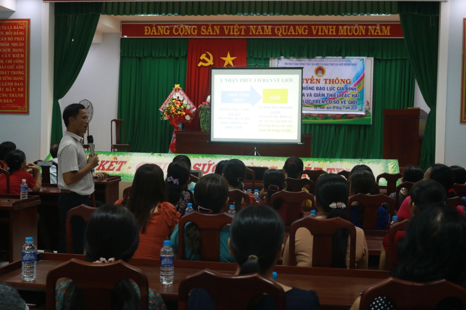 Đồng chí Nguyễn Xuân Thao báo cáo viên Truyền thông về phòng, chống bạo lực gia đình, ngăn ngừa và giảm thiểu tác hại của bạo lực trên cơ sở giới tại xã Phước Hiệp, huyện Tuy Phước