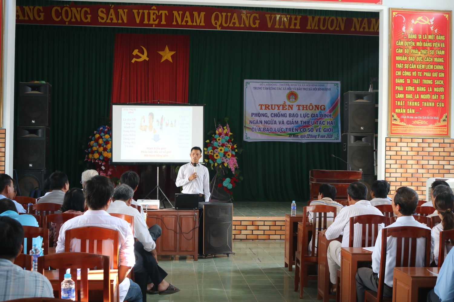 Đồng chí Nguyễn Xuân Thao báo cáo Truyền thông về phòng, chống bạo lực gia đình, ngăn ngừa và giảm thiểu tác hại của bạo lực trên cơ sở giới tại phường Nhơn Hưng, Thị xã An Nhơn