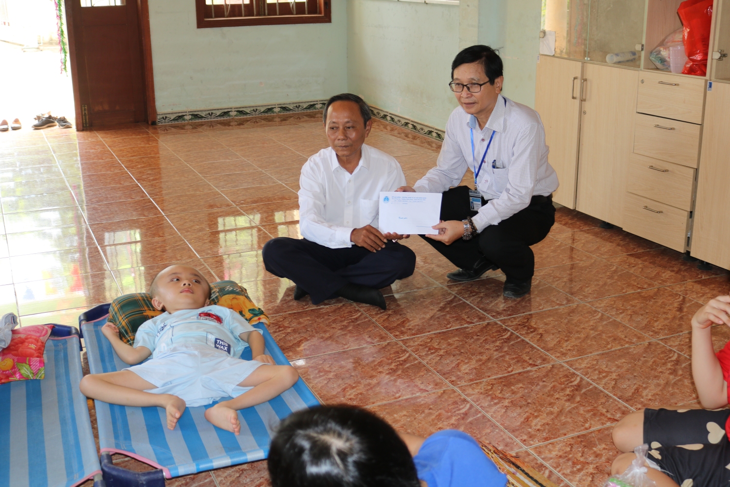 Lãnh đạo Sở đến thăm và tặng quà Tết Trung thu cho các cháu tại nhà trẻ Trung tâm