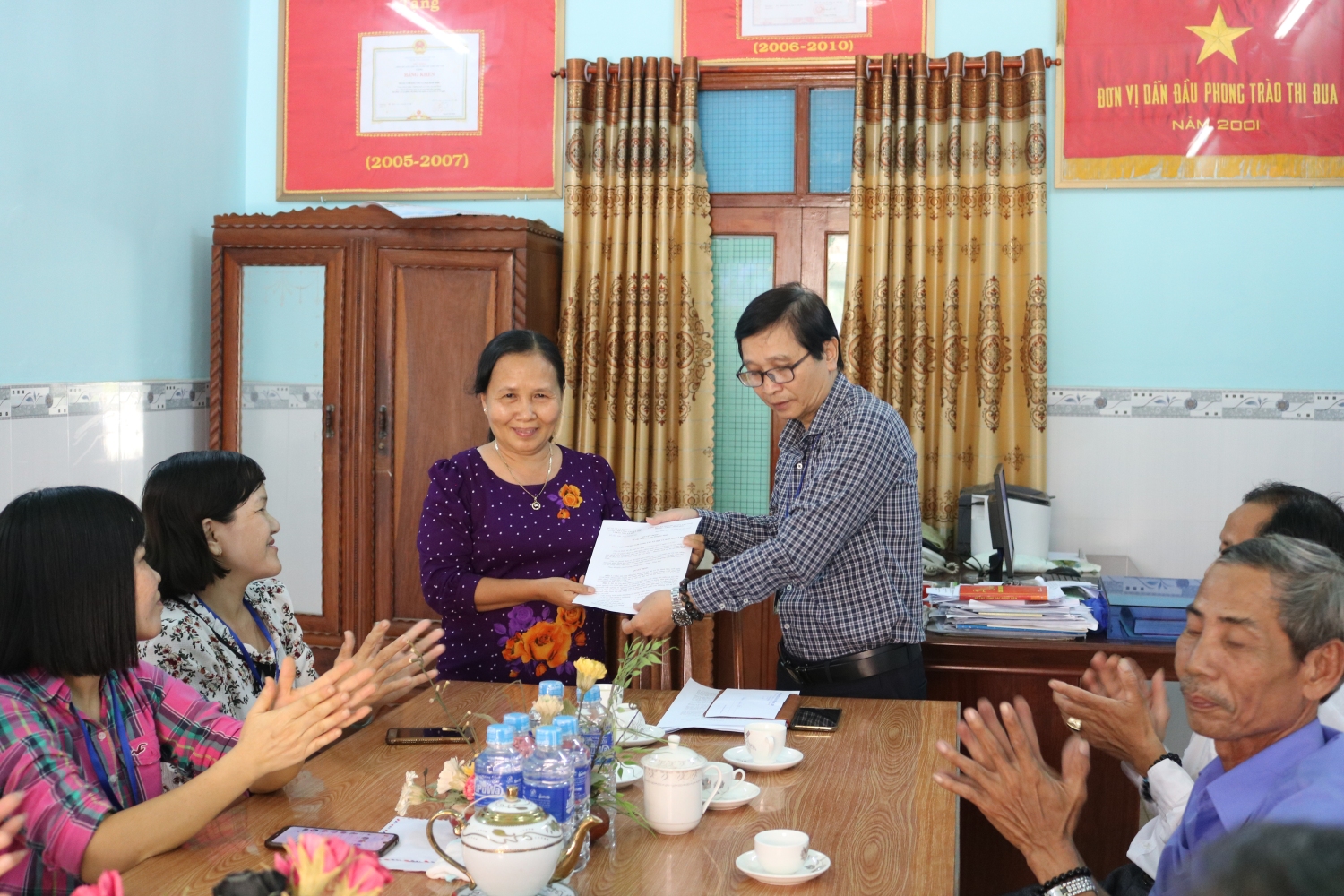 Đồng chí Võ Thị Bích Hòa nhận Quyết định chấm dứt Hợp đồng lao động do hết tuổi lao động theo chế độ Nhà nước