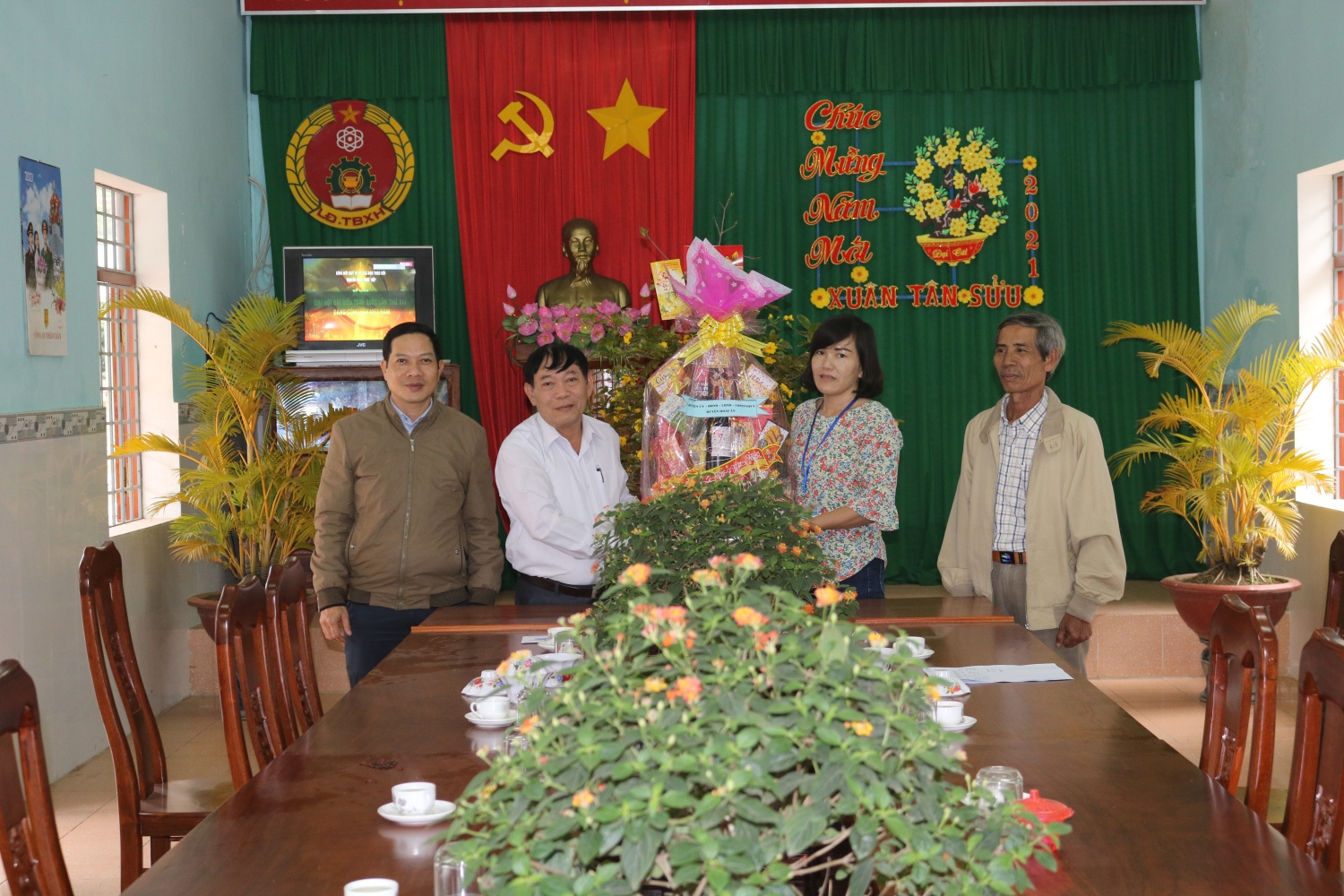 Ông Trần Văn Thơm, Phó Chủ tịch UBND huyện Hoài Ân, đại diện lãnh đạo Huyện Ủy, Hội đồng nhân dân, Ủy ban nhân dân huyện Hoài Ân đến thăm và tặng quà Tết Tân Sửu - 2021