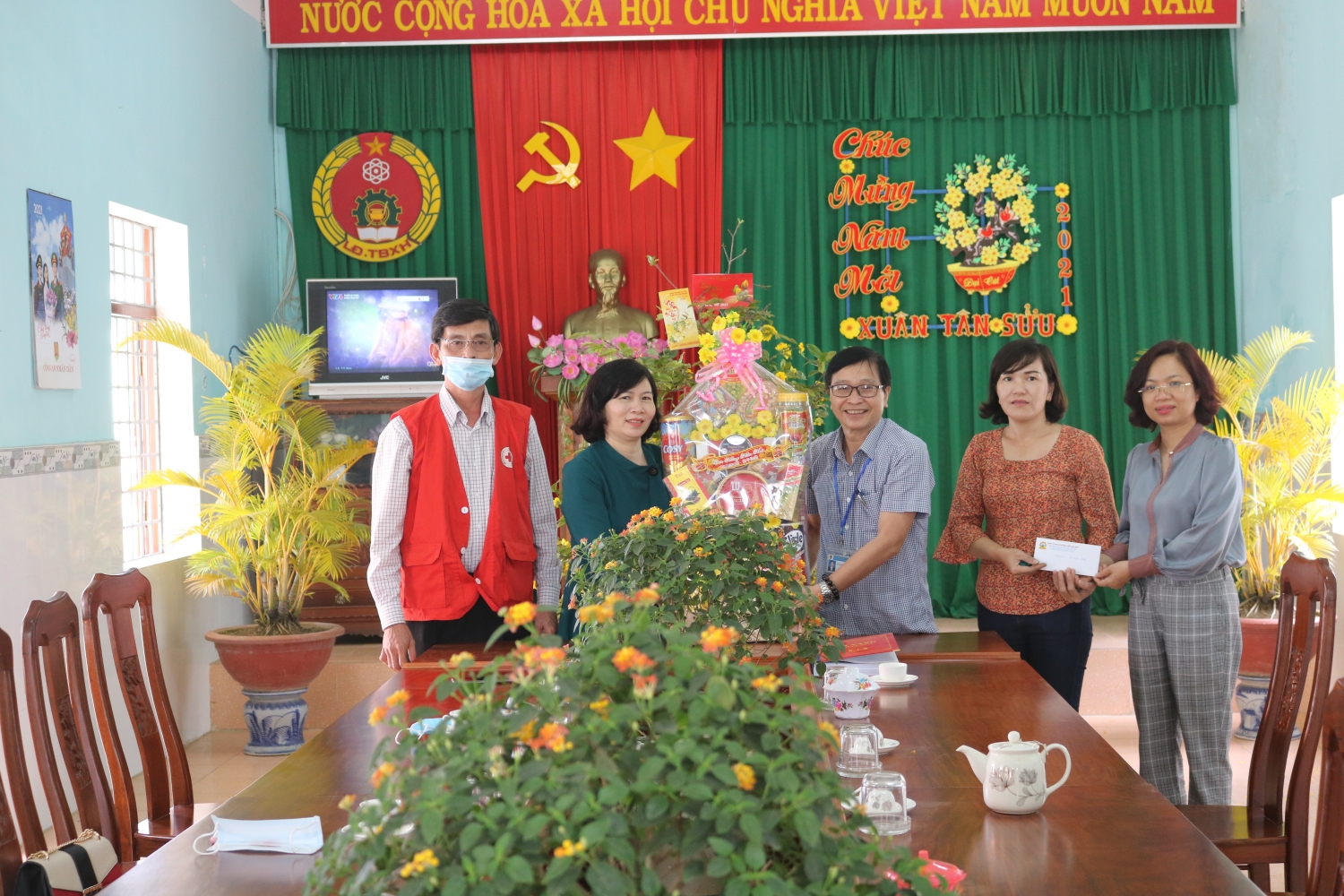 Đại diện lãnh đạo Hội chữ thập đỏ Bình Định và công ty Xổ số kiến thiết Bình Định đến thăm và tặng quà Tết Tân Sửu - 2021