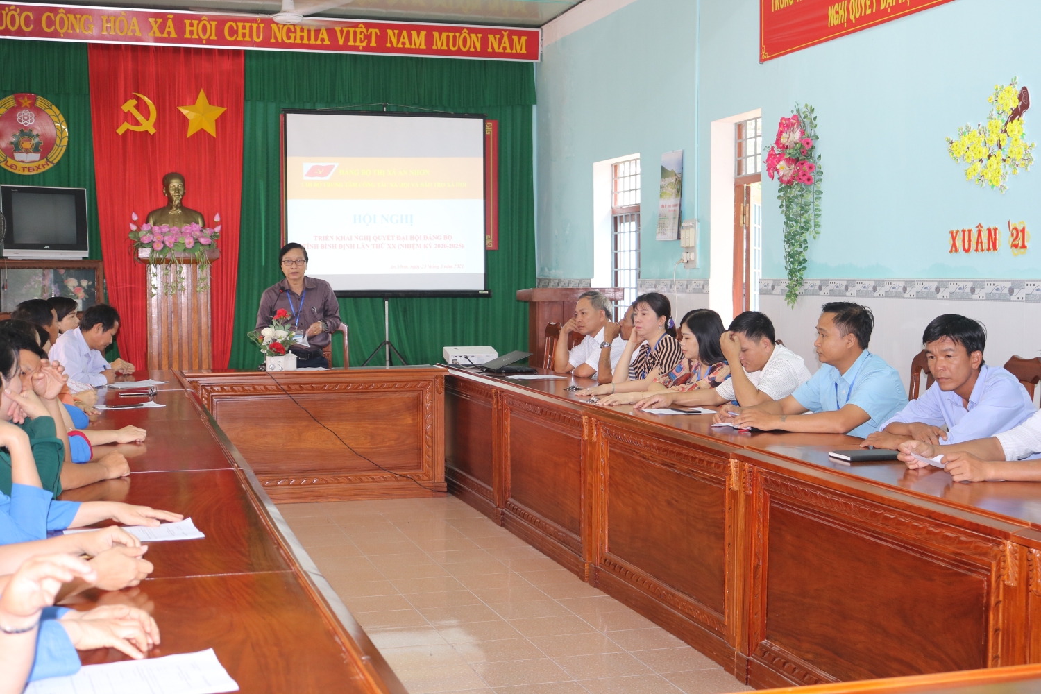 Đồng chí Phan Đình Nhiệp Bí thư Chi bộ, Giám đốc Trung tâm triển khai cho toàn thể Viên chức, Người lao động Trung tâm Công tác xã hội và Bảo trợ xã hội học tập, quán triệt Nghị quyết Đại hội Đảng bộ tỉnh lần thứ XX, nhiệm kỳ 2020 - 2025