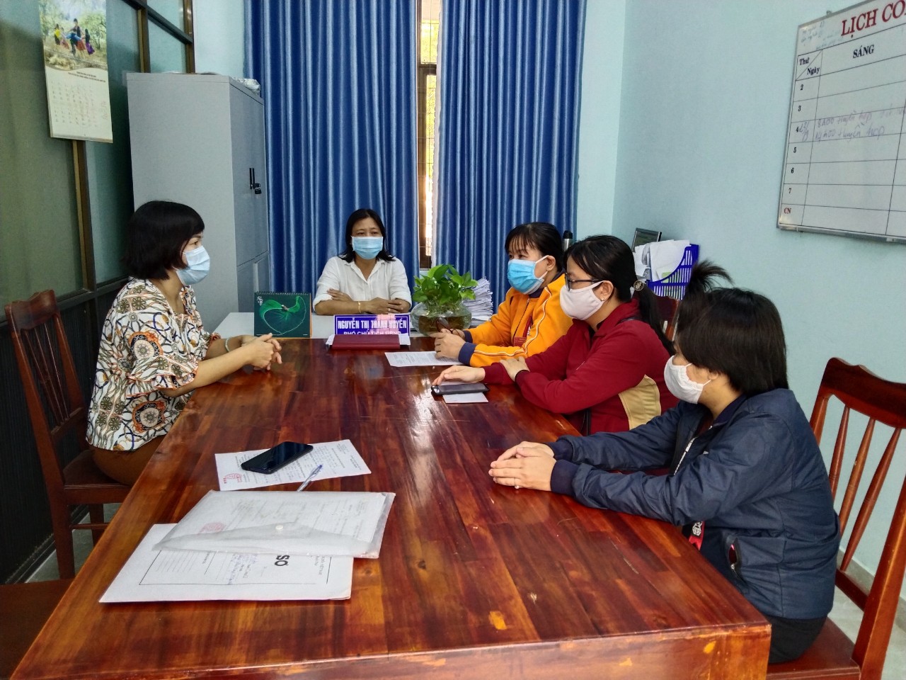 Đối tượng Hồ Thị Kim Anh (mặc áo khoác xanh đen) được lãnh đạo Trung tâm Công tác xã hội và Bảo trợ xã hội bàn giao về hòa nhập cộng đồng tại UBND phường Ghềnh Ráng, thành phố Quy Nhơn, tỉnh Bình Định