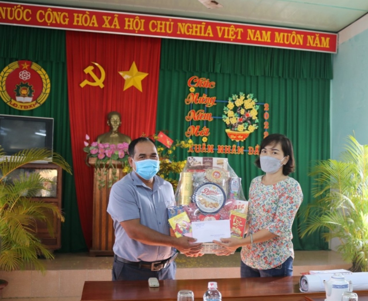 Ông Đinh Văn Phú - Phó Chủ tịch UBND huyện An Lão đến thăm và tặng quà Tết Nhâm Dần - 2022