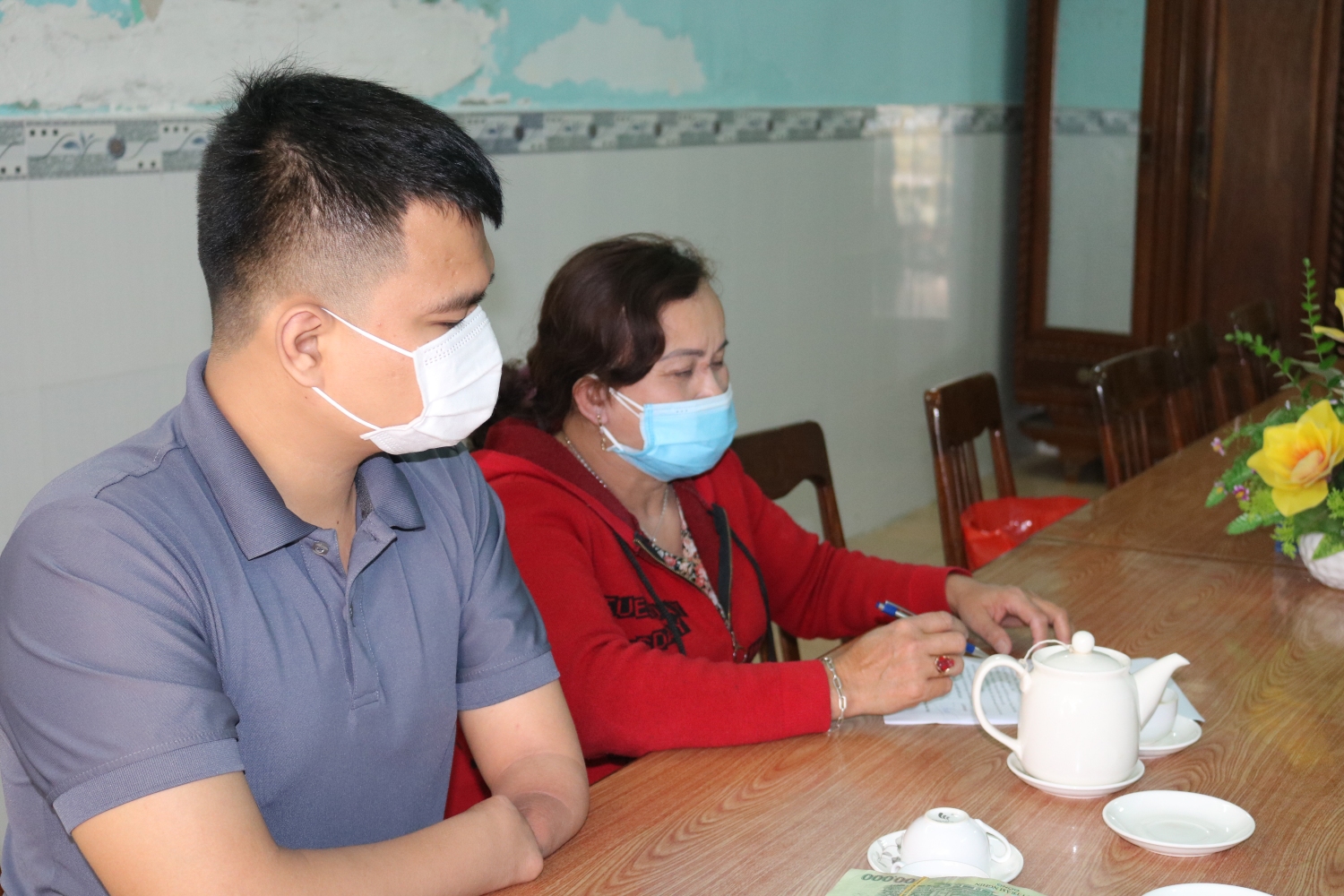 Bà Trần Thị Hồng là mẹ ruột cháu Trần Văn Lạc đang nhận bàn giao để cháu Lạc về hòa nhập cộng đồng
