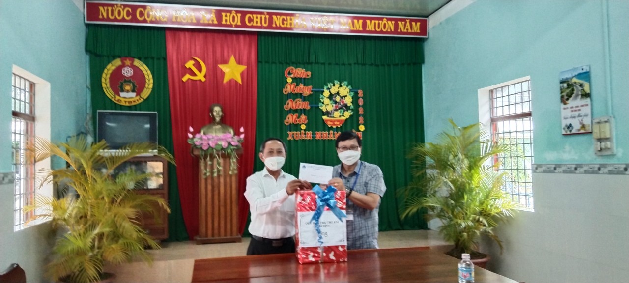 Đồng chí Nguyễn Văn Hùng (người bên trái) thay mặt lãnh đạo Sở thăm và tặng quà Tết mừng xuân Nhâm Dần 2022