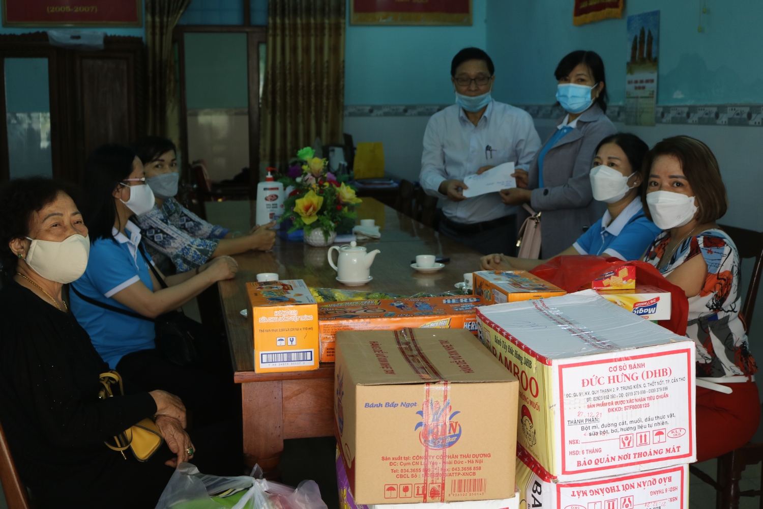Bà Nguyễn Thị Cúc - Chủ tịch Hội Liên hiệp phụ nữ phường Quang Trung, thành phố Quy Nhơn đến thăm và tặng quà Tết Nhâm Dần - 2022 tại Trung tâm