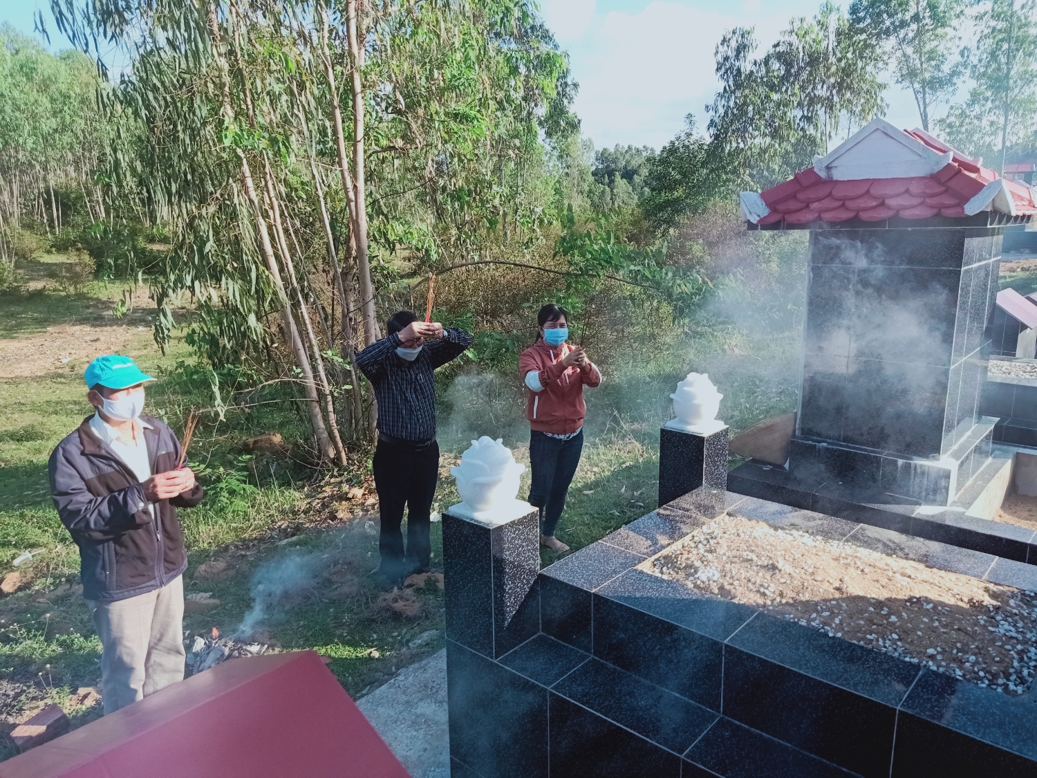 Ông Phan Đình Nhiệp - Giám đốc Trung tâm, cùng  các Trưởng, Phó phòng đến thắp nhang trong ngày tảo mộ các đối tượng
