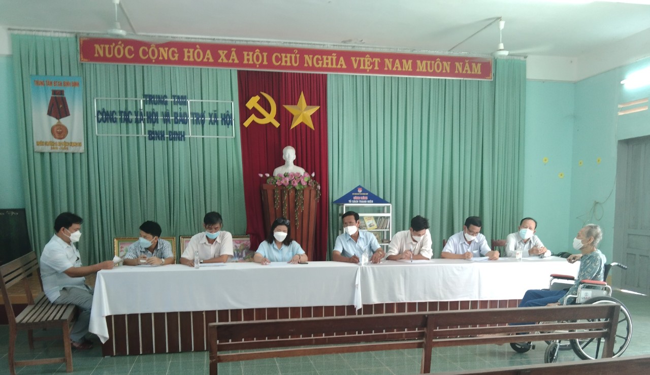 Ông Nguyễn Đình Nghĩa (người thứ ba từ phải sang) - Chủ tịch Hội đồng xác định mức độ khuyết tật của phường Bình Định